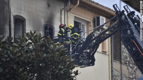 Rettungsteams suchen am 14. Februar 2022 in Saint-Laurent-de-la-Salanque nach vermissten Bewohnern.