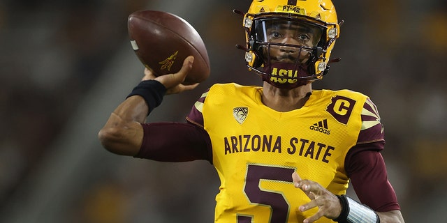 Jayden Daniels, Quarterback der Arizona State Sun Devils, wirft am 25. September 2021 im Sun Devil Stadium in Tempe, Arizona, in der ersten Halbzeit einen Pass gegen die Colorado Buffaloes.