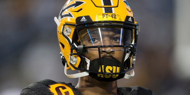 Jaden Daniels von den Arizona Sun Devils wärmt sich vor einem Spiel gegen die BYU Cougars am 18. September 2021 im LaVell Edwards Stadium in Logan, Utah, auf.