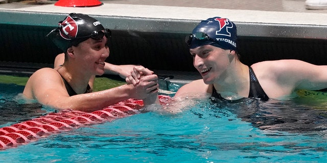Leah Thomas von Penn State (rechts) gratuliert Samantha Shelton von Harvard, nachdem Thomas im 200-Yard-Freistil-Finale bei den Ivy League Women’s Swimming and Diving Championships am Freitag, den 18. Februar 2022, in Cambridge, Massachusetts, einen Head-and-Pool-Rekord aufgestellt hatte.