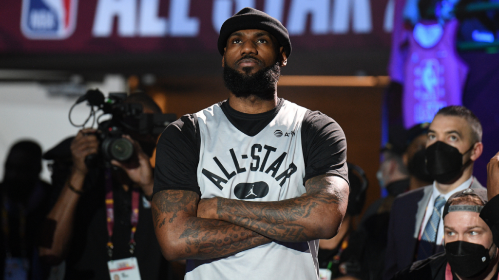 LeBron James sagt, dass die Tür für die Rückkehr zu den Cavaliers noch nicht geschlossen ist, aber er beabsichtigt, die letzte Saison mit seinem Sohn Bronny zu spielen