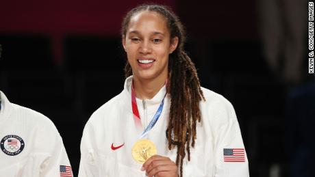 Britney Greiner posiert mit ihrer Goldmedaille bei den Olympischen Spielen 2020 in Tokio für Fotos.