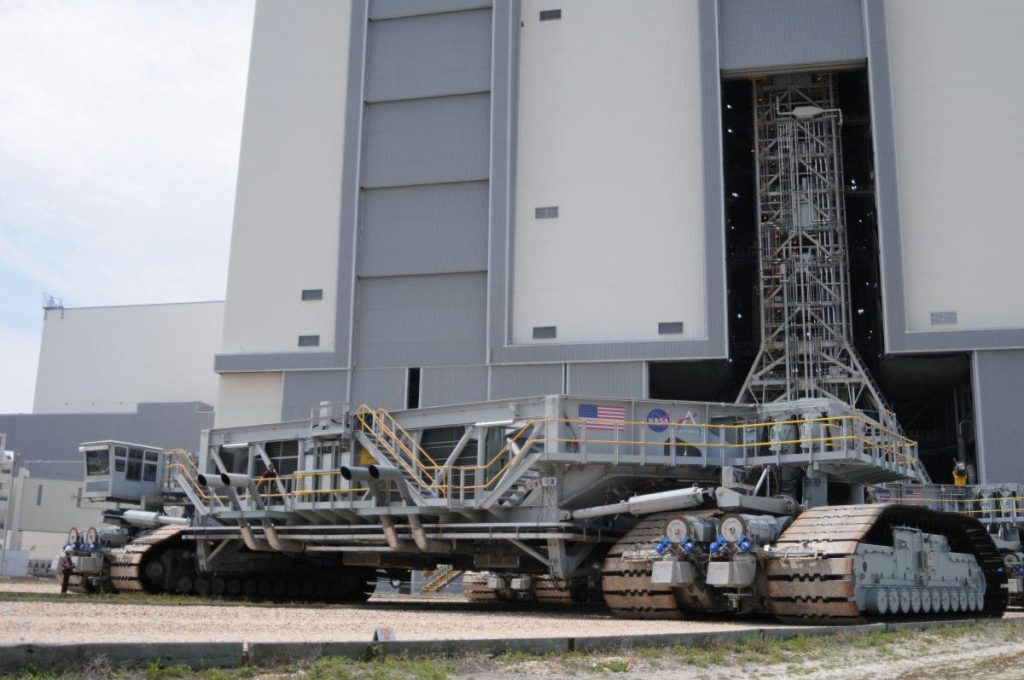 Der riesige Crawler der NASA ist in Bewegung, während sich der Start einer riesigen Mondrakete nähert