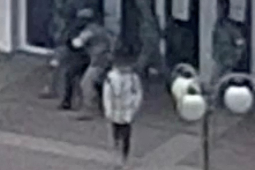 CCTV-Aufnahmen zeigen russische Soldaten, die den Bürgermeister von Melitopol, Ivan Fedorov, festnehmen.