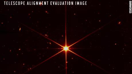 Galaxien und Sterne sind auf diesem Bild des James-Webb-Weltraumteleskops hinter dem Stern 2MASS J17554042 + 6551277 zu sehen. 