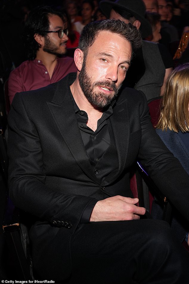 Bens Look: Affleck trat in einem Schwarz-auf-Schwarz-Look auf und trug ein leicht unordentliches Hemd unter einem schwarzen Anzugmantel