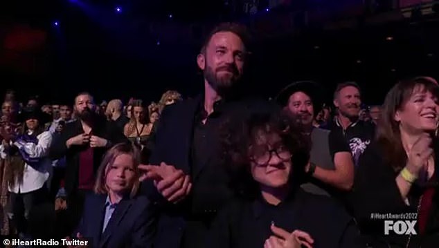Samuel, Ben und Amy: Samuel trug einen blauen Anzug ohne Krawatte, während Lopez' Tochter Amy ein schwarzes Poloshirt und eine schwarze Brille trug