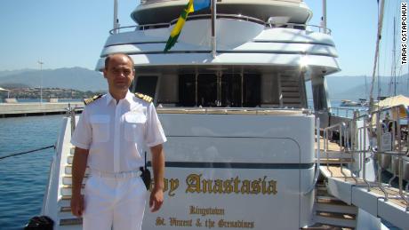 Bevor er versuchte, Lady Anastasia aus Protest gegen den russischen Krieg in der Ukraine zu versenken, arbeitete Taras Ostapchuk ein Jahrzehnt lang als Yachtingenieur.  Dieses Foto wurde 2013 auf Korsika im Mittelmeer aufgenommen.