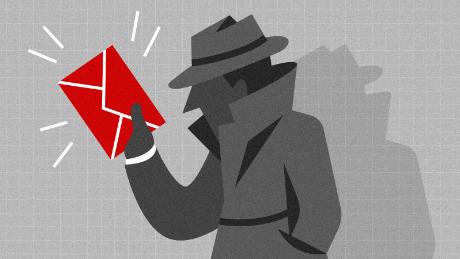 Ein Whistleblower hält einen Umschlag.