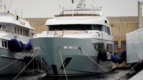 Die Yacht mit dem Namen ";  Dame Anastasia "  Der russische Oligarchenkönig Alexander Mikheev soll am 15. März 2022 im Hafen von Adriano auf der spanischen Insel Mallorca, Spanien, gesehen werden. REUTERS/Juan Medina