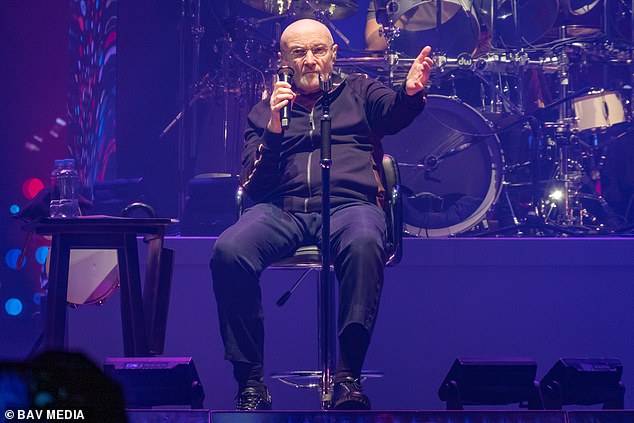 Gesundheitsprobleme: 02 in London lieferte die Kulisse für die neueste Show der Band The Last Domino?  Tour – mit dem verletzlichen Stürmer Phil, 71, der der Menge sagt, dass er sich jetzt einen richtigen Job suchen muss