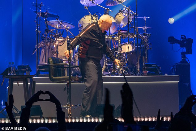 Symbol: Phil, der im Sitzen auftrat, hatte in den letzten Jahren mit einer Reihe verschiedener Gesundheitsprobleme zu kämpfen und schloss sich Mike, 71, und Tony, 72, stehenden Ovationen an.
