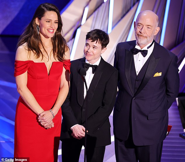 Paige teilte einen berührenden Moment auf der Bühne, als er seine Juno-Co-Stars Jennifer Garner und J.K. Simmons traf, als die drei geehrt wurden, das 15-jährige Jubiläum des Films zu feiern.