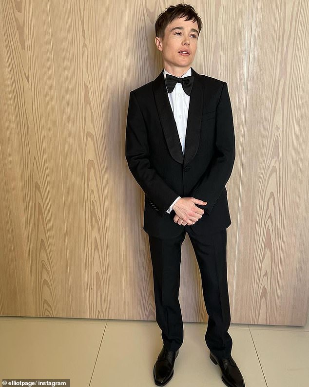 Der Schauspieler trug einen klassischen schwarzen Gucci-Smoking für seinen Auftritt bei den Academy Awards – anlässlich des 15-jährigen Jubiläums seines 2007 erschienenen Blockbusters Juno.