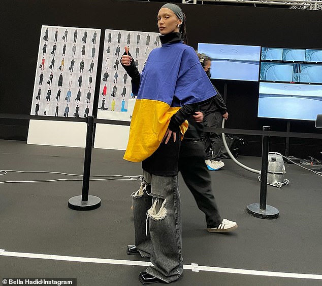 War Relief: Supermodel Bella Hadid folgt dem Beispiel ihrer Schwester Gigi und wird einen Teil der Gewinne der Modewoche an Ukrainian Relief spenden. Sie sagt, dass ihre Interaktionen mit anderen Models und Backstage-Mitarbeitern „mir wirklich die Stärke und Hartnäckigkeit der Menschen um mich herum gezeigt haben, die da sind mich.  Reinen Terror durchmachen 