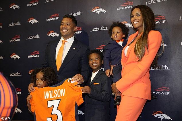 Strahlend: Ciara und Russel Wilson sahen wie eine glückliche Familie aus, als ihre Kinder am Mittwoch zu ihnen ins Hauptquartier der Denver Broncos in Englewood, Colorado, kamen