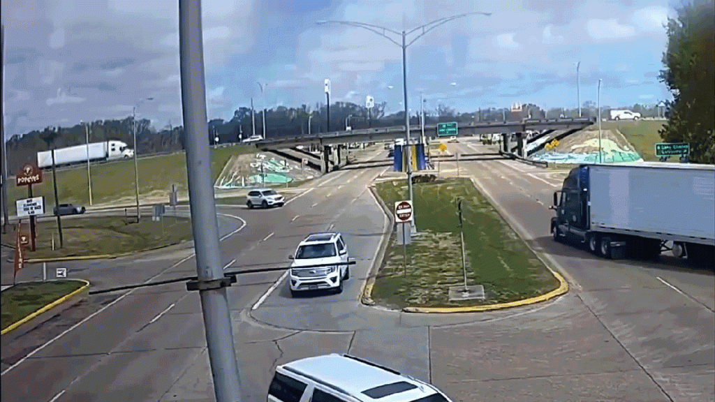 Ein Sattelzug stürzt in Louisiana die Brücke der I-10 hinunter