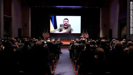 Zoom-Anrufe, Grafikvideos und Massenmedien: Wie Zelensky Amerikaner trifft, wo immer sie sind