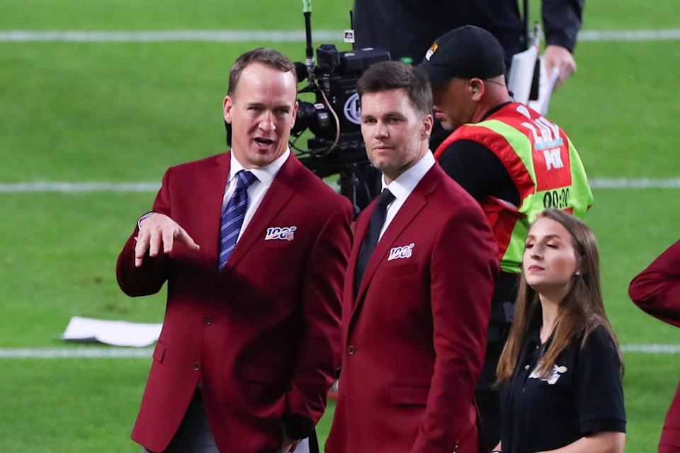 MIAMI GARDENS, FL – 02. FEBRUAR: Tom Brady und Peyton Manning sprechen auf dem Feld während der 100-jährigen Feier des Teams vor dem Super Bowl LIV am 2. Februar 2020 im Hard Rock Stadium in Miami Gardens, Florida.  (Foto von Rich Gresley/PPI/Icon Sportswire über Getty Images)