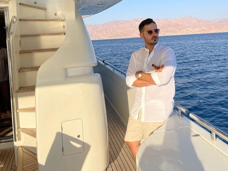 Simon Levis Living Large