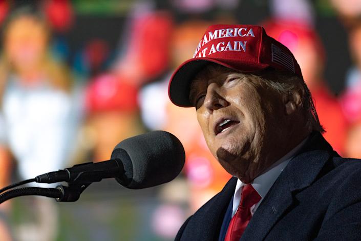 Der frühere Präsident Donald Trump spricht während einer Kundgebung in Commerce, Georgia.