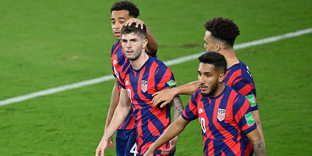 Christian Pulisic Nr. 10 aus den Vereinigten Staaten feiert mit seinen Teamkollegen das Tor während des FIFA-WM-Qualifikationsspiels zwischen Panama und USMNT im Exploria-Stadion am 27. März 2022 in Orlando, Florida.