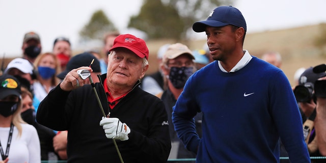 Jack Nicklaus spricht mit Tiger Woods aus den Vereinigten Staaten in Spiel 19 während des Pine Valley Cup am 22. September 2020 im Pine Valley Stadium in der Big Cedar Lodge in Ridgedale, Missouri.