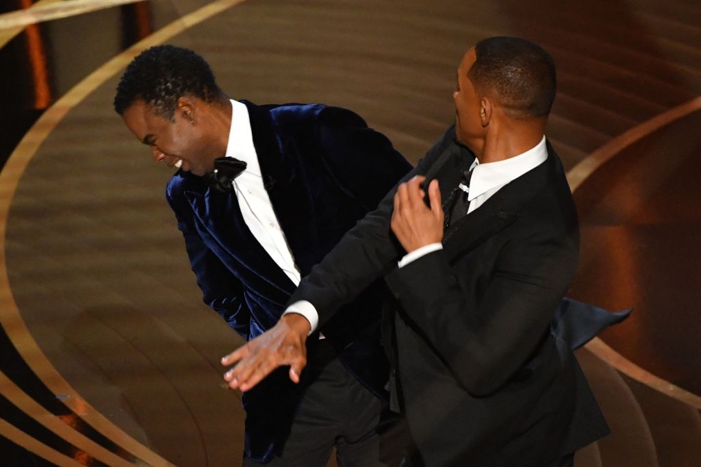 Will Smith schlägt Chris Rock während der 94. Oscar-Verleihung am 27. März 2022 im Dolby Theatre in Hollywood, Kalifornien. 