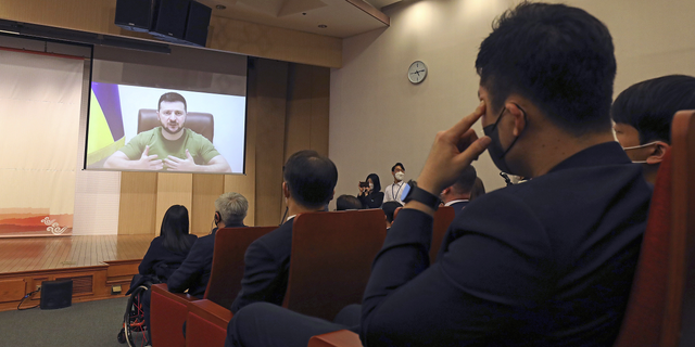 Der ukrainische Präsident Wolodymyr Selenskyj spricht am Montag per Videoschalte in der Nationalversammlung vor Mitgliedern des südkoreanischen Parlaments.