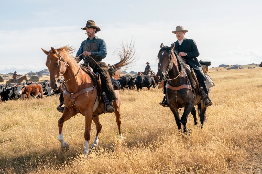 Benedict Cumberbatch, links, und Jesse Plemons in einer Szene aus "Hundestärke."