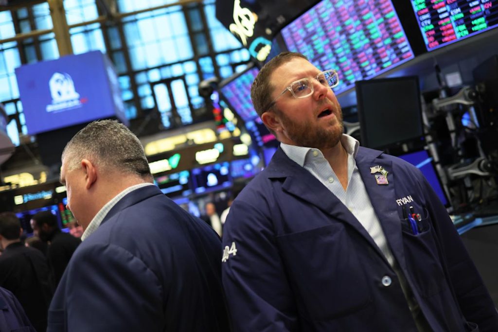 Aktien-Futures fallen, Treasury-Renditen steigen, während Händler auf Inflations- und Gewinndaten warten