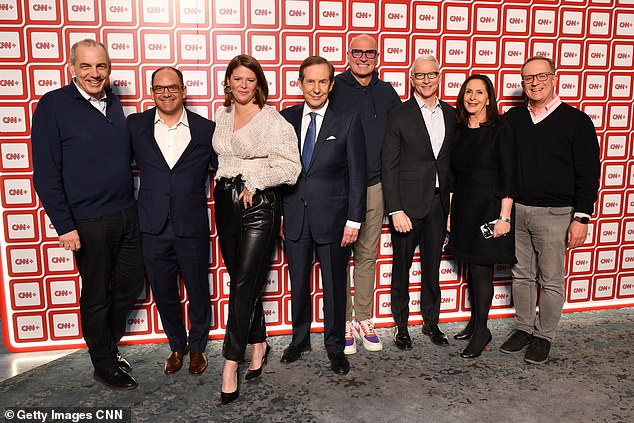 CNN+-Stars wie Kasie Hunt (3. von links), Chris Wallace (neben Hunt) und Anderson Cooper (3. von rechts) wurden am 28. März gesehen, um den Start des Streaming-Dienstes zu feiern.