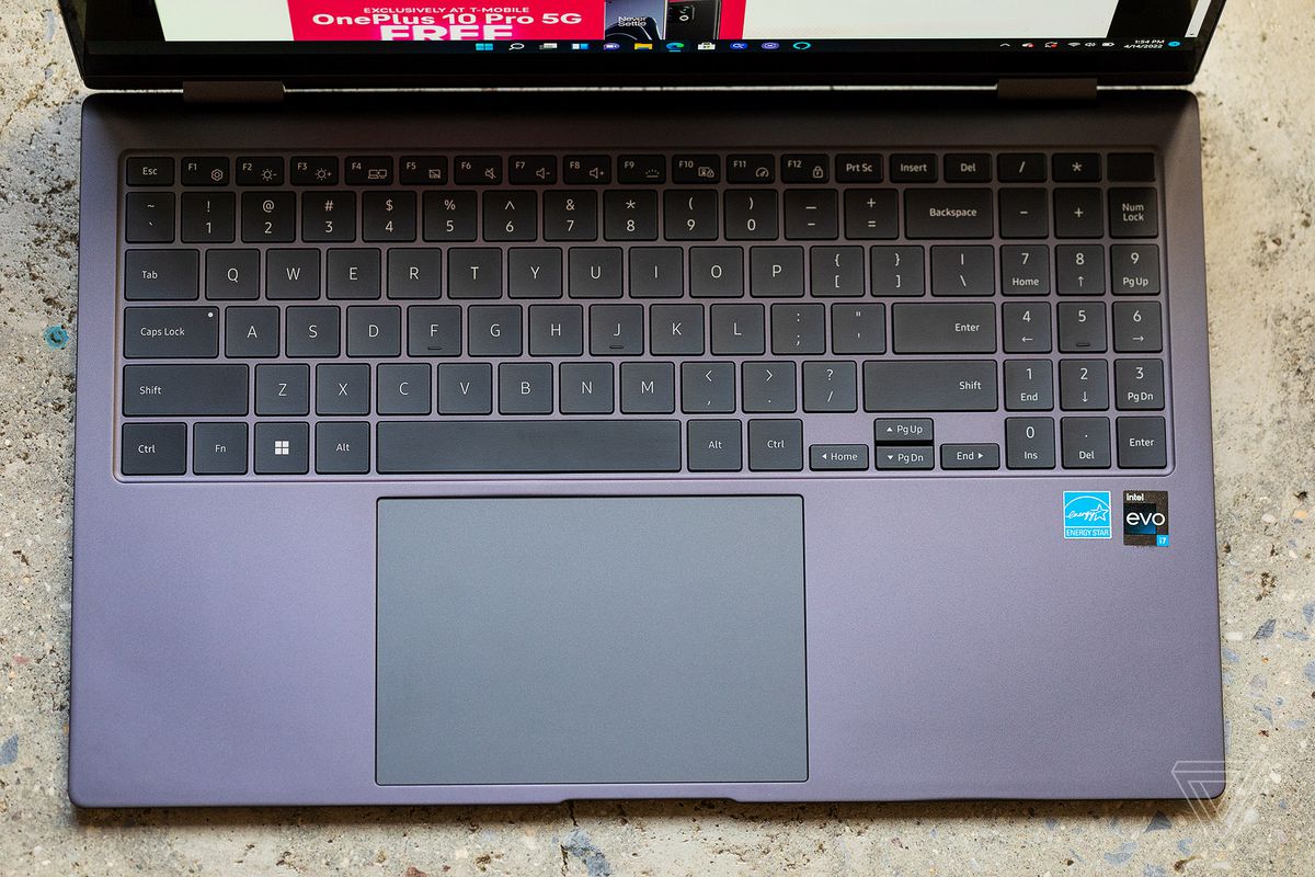 Samsung Galaxy Book2 Pro 360 (15 Zoll) Tastatur von oben.
