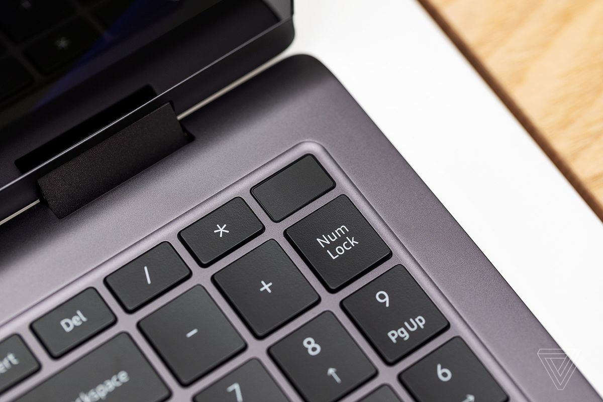 Der Fingerabdruckleser des Samsung Galaxy Book2 Pro 360 (15 Zoll) ist von oben zu sehen.
