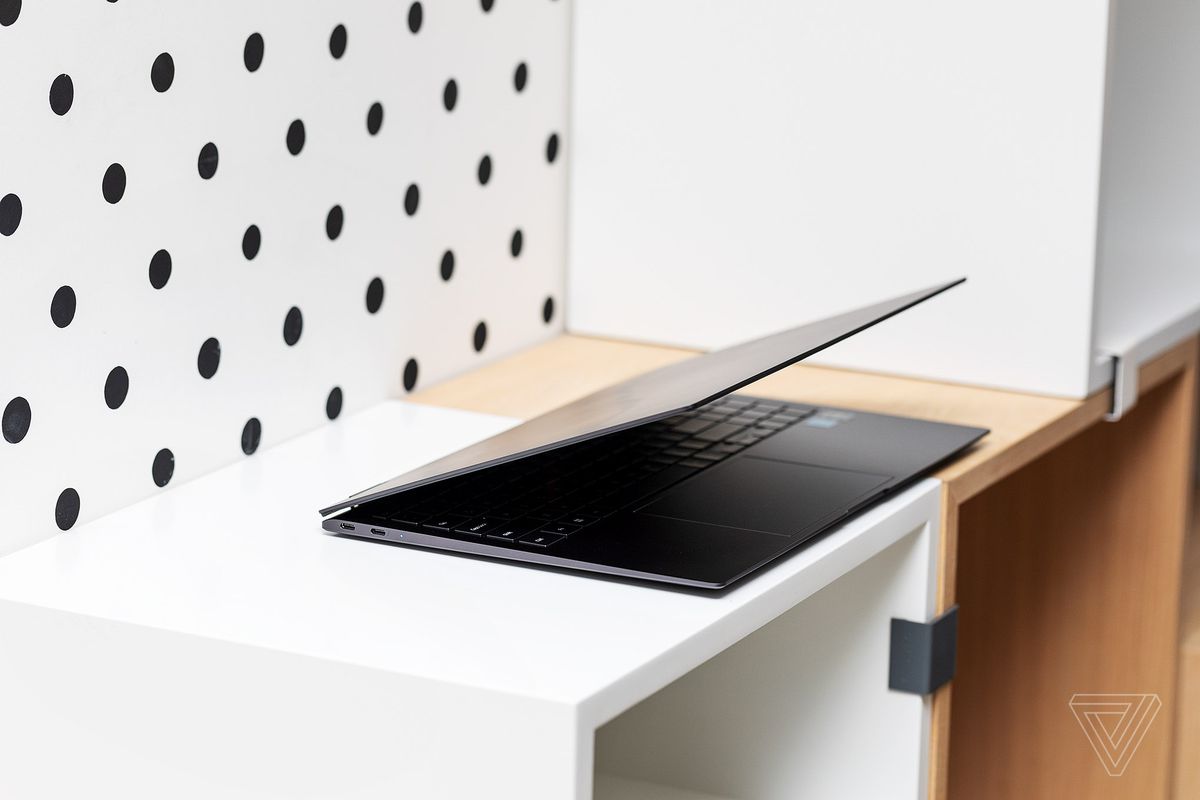 Die Hälfte des Samsung Galaxy Book2 Pro 360 öffnet sich vor einem pixeligen Hintergrund.