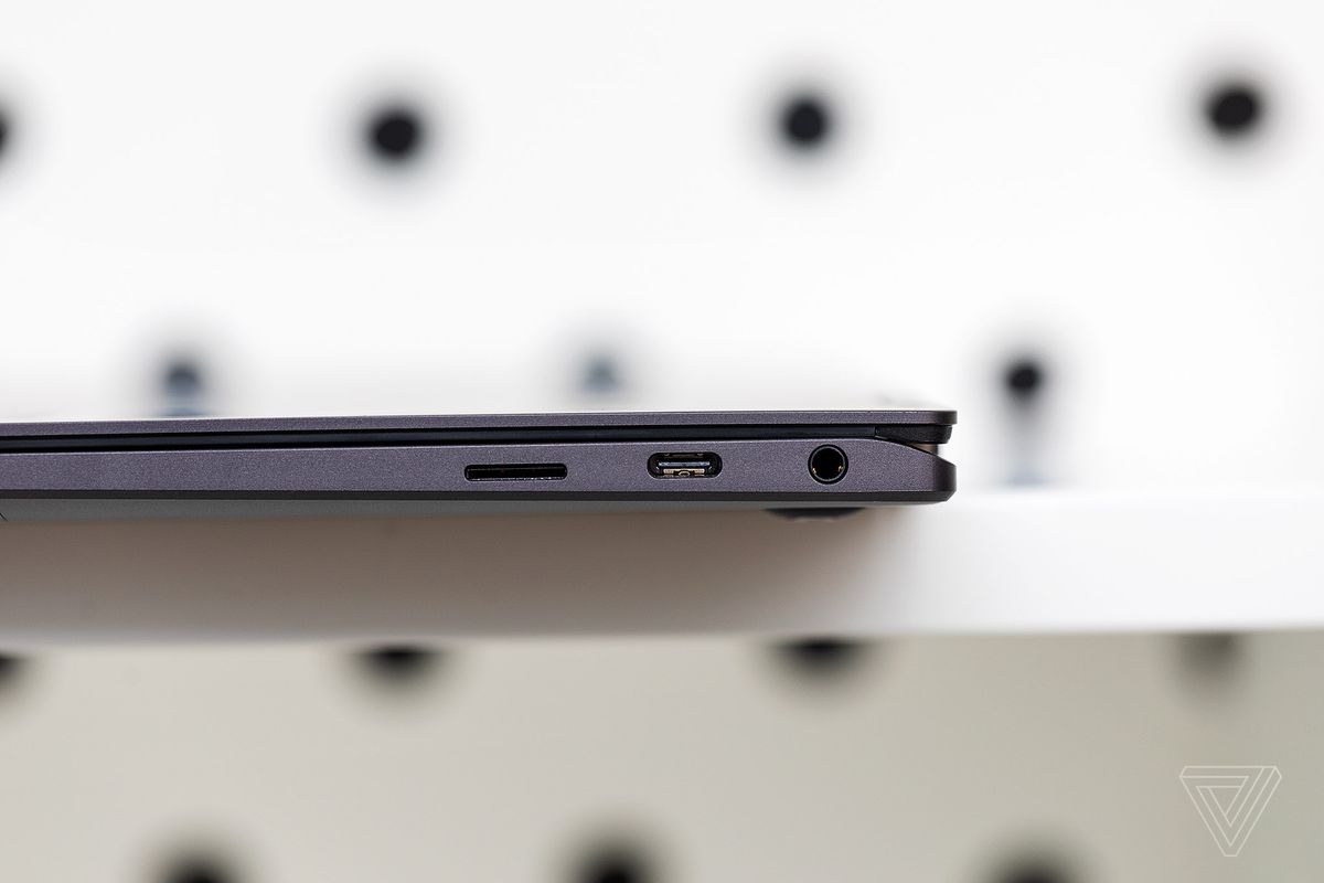 Die Anschlüsse befinden sich auf der rechten Seite des Samsung Galaxy Book2 Pro 360.