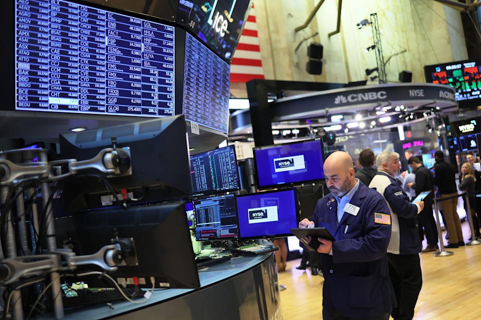 NEW YORK, NY - 30. MÄRZ: Händler arbeiten am 30. März 2022 in New York City auf dem Parkett der New York Stock Exchange.  US-Aktien eröffneten niedriger, nachdem sie zu Beginn der Woche gestiegen waren.  (Foto von Michael M. Santiago/Getty Images)