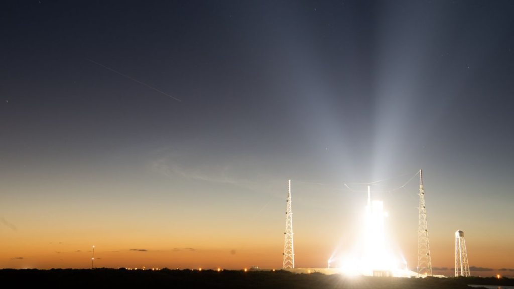 Auf diesem atemberaubenden NASA-Foto bekommt eine Artemis-1-Rakete auf dem Mond eine Brücke über die Raumstation
