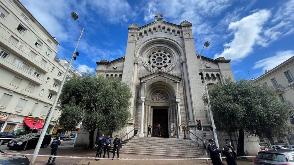 Bei einem Messerangriff auf die Kirche wurde ein französischer katholischer Priester mehrfach erstochen und eine Nonne verletzt