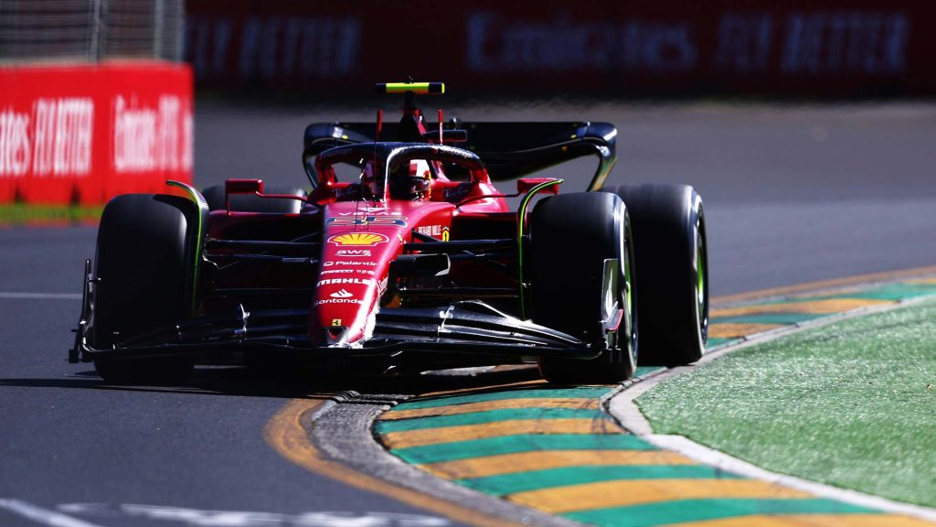 Bericht und Highlights zum Großen Preis von Australien 2022: Carlos Sainz von Ferrari fährt Teamkollege Charles Leclerc im Albert Park