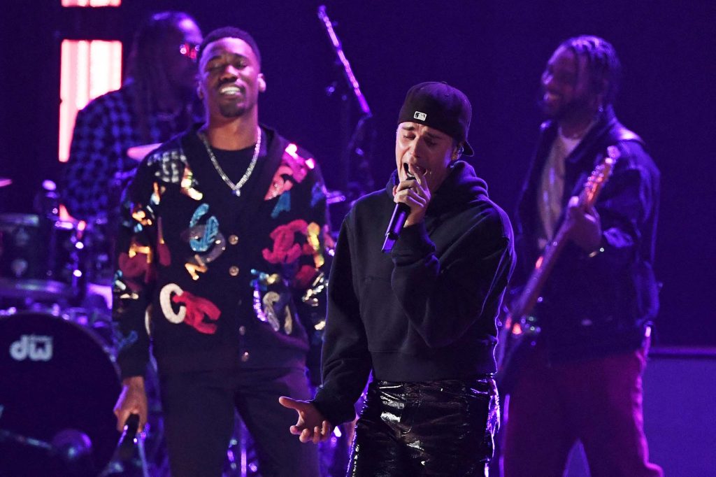 Justin Bieber, Danielle Caesar und Jevon performen Peaches bei den Grammys 2022