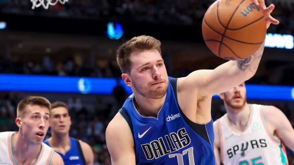 Luka Doncic verlässt das reguläre Saisonfinale der Dallas Mavericks, nachdem er sich beim Sieg eine Wadenzerrung zugezogen hat