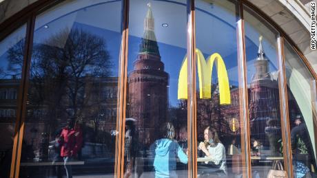 McDonald's sagte, dass es wahrscheinlich ungenutzte Bestände in Russland loswerden muss. 