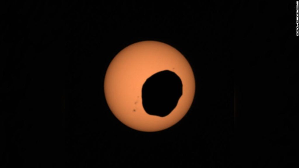 Perseverance Rover beobachtet die Sonnenfinsternis des „Kartoffel“-Marsmonds