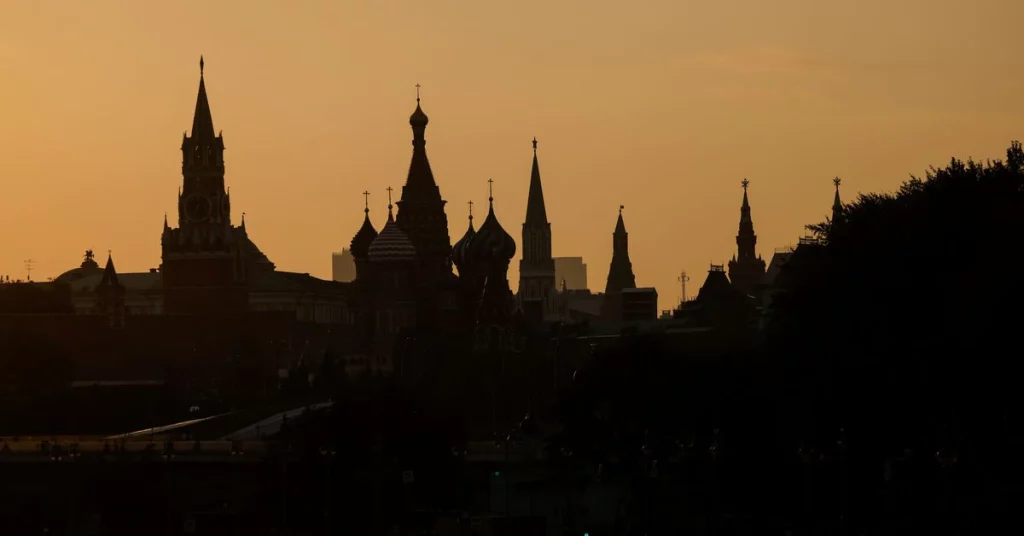Russland wird von einer neuen Runde von US-Sanktionen getroffen, da Biden schwere Kriegsverbrechen anprangert