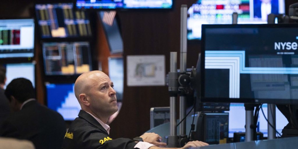 Der Dow rutscht um fast 1.000 Punkte ab, da die Anleger die Kommentare der Fed neu bewerten