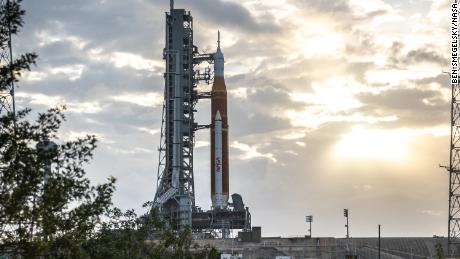 Die NASA bringt die Artemis-Mondrakete vor dem Start in entscheidende Schritte
