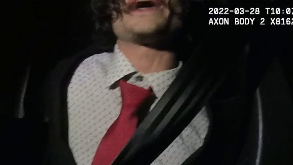 Ezra Miller droht Polizisten mit Hassverbrechen, weil sie falsche Pronomen verwenden