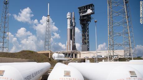 Die Atlas-V-Rakete der United Launch Alliance mit dem Raumschiff Boeing CST-100 Starliner an Bord ist nach ihrem Austritt aus der vertikalen Integrationseinrichtung zur Startrampe im Space Launch Complex 41 vor der Mission Orbital Flight Test 2 (OFT-2) am Mittwoch zu sehen , 18. Mai 2022 auf der Startstation der Cape Canaveral Space Force in Florida. 