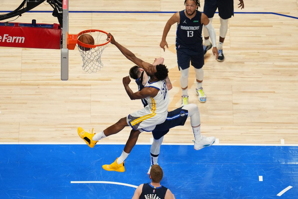 Andrew Wiggins fotografiert Luka Doncic während Spiel 3
